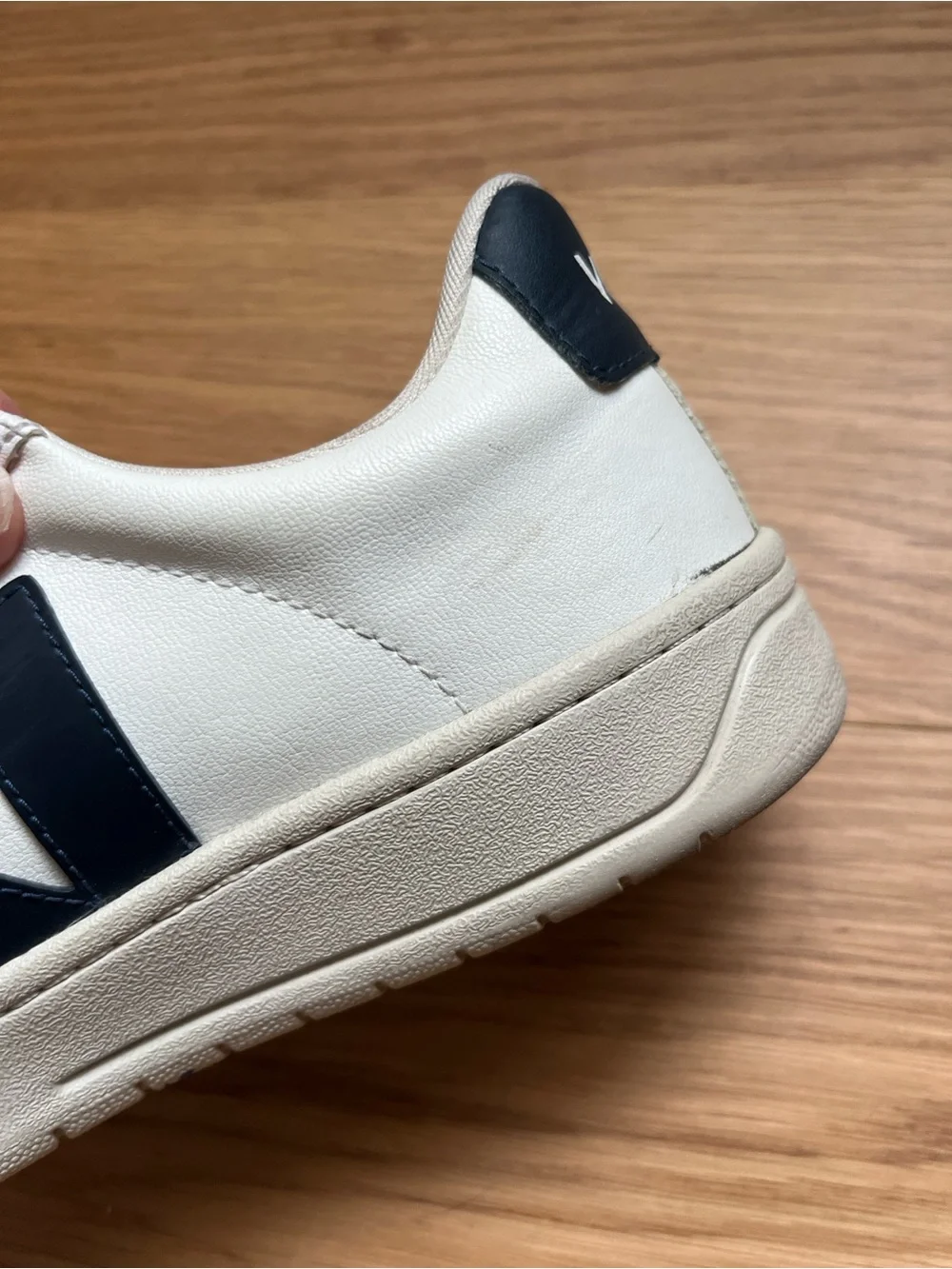 VEJA Women’s  URCA CWL White Nautico sneaker size 9